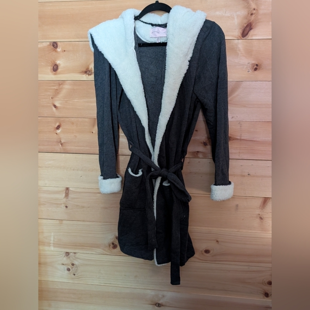 Victorias Secret Cozy Gray and White Women's Robe.. NWOT, Medium